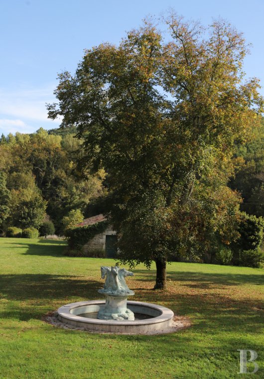 Dans la vallée du Lot, un château du 18e siècle entouré d'arbres et de collines - photo  n°3